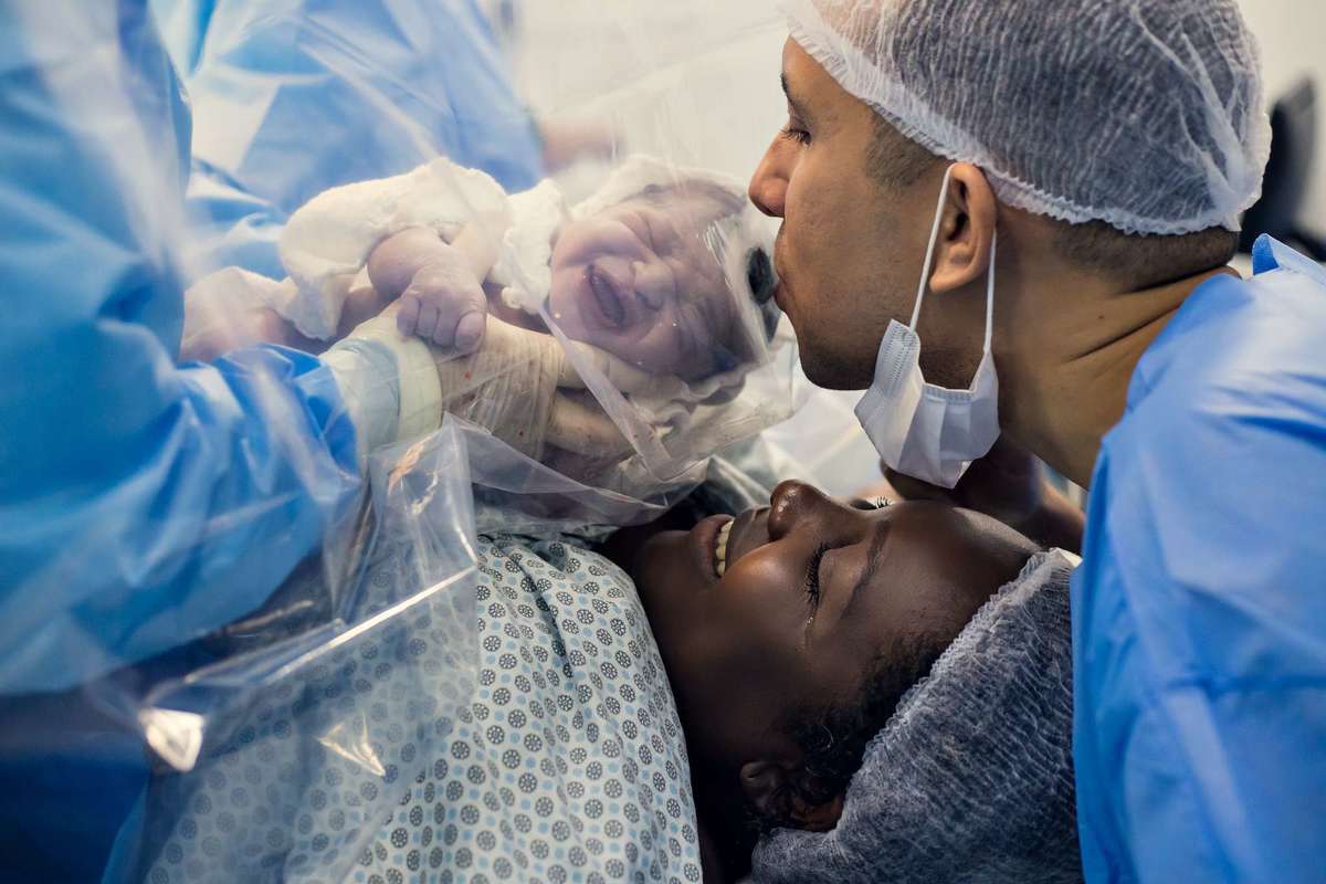 Fotografia de parto cesárea na Unimed Volta Redonda: Nascimento do Ivan.