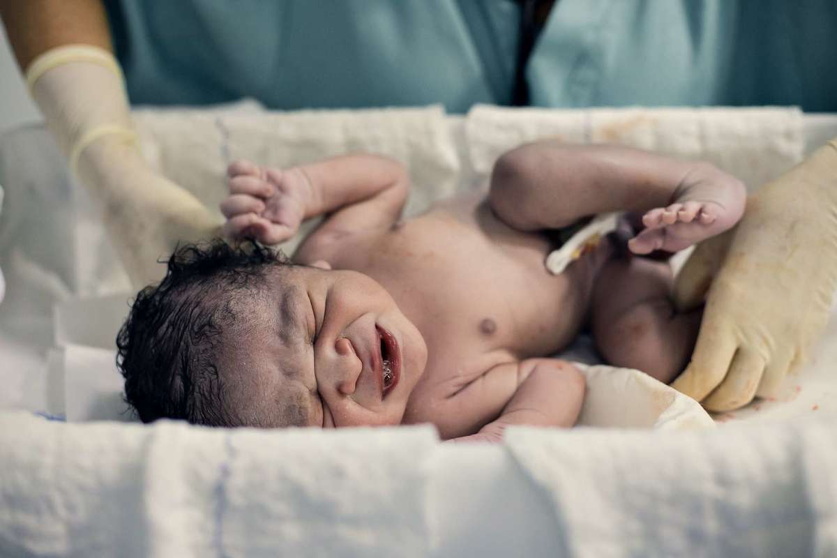 Fotografia de parto cesárea na Unimed Volta Redonda: Nascimento do Ivan.
