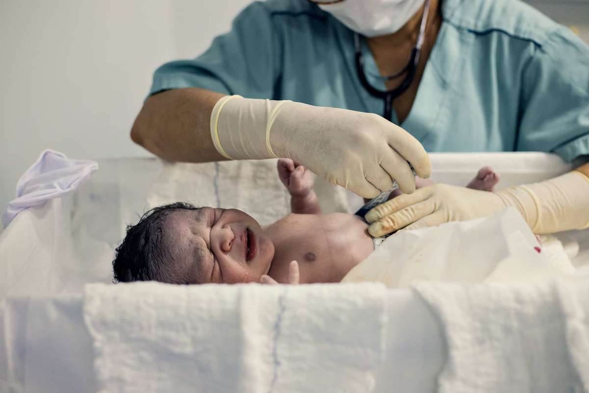 Fotografia de parto cesárea na Unimed Volta Redonda: Nascimento do Ivan.