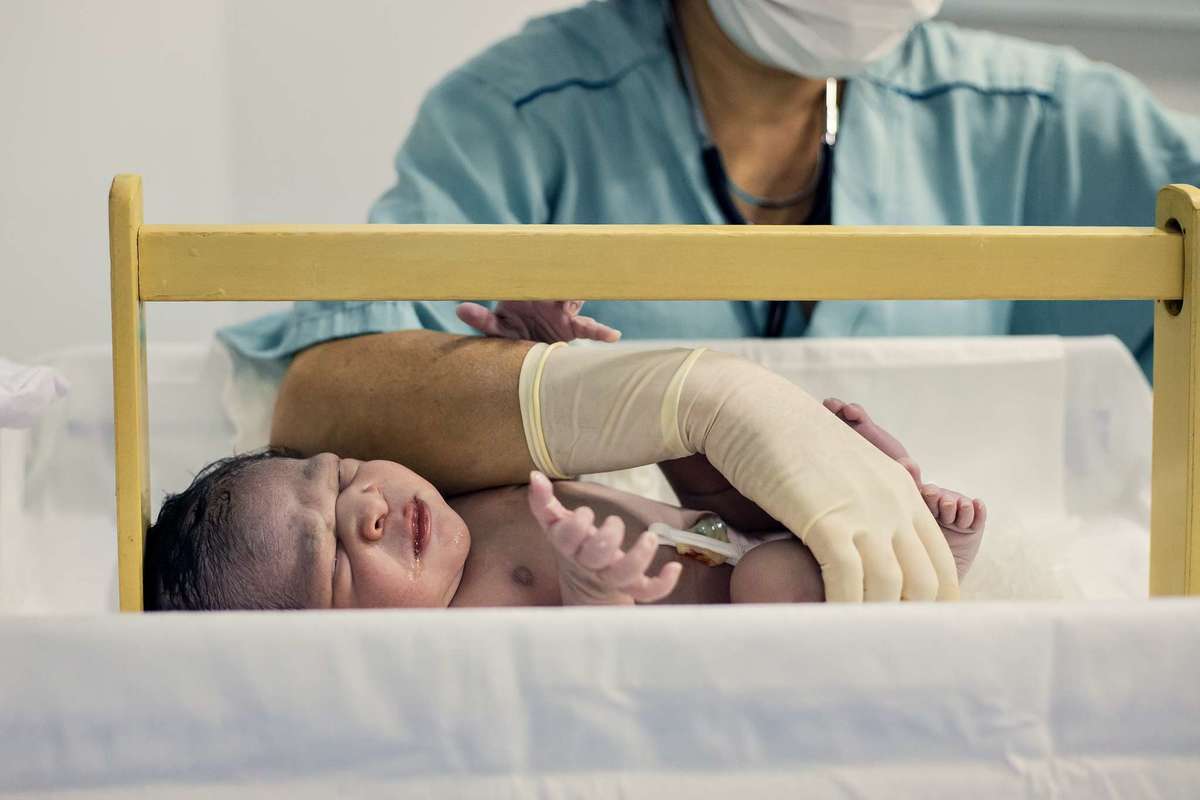 Fotografia de parto cesárea na Unimed Volta Redonda: Nascimento do Ivan.