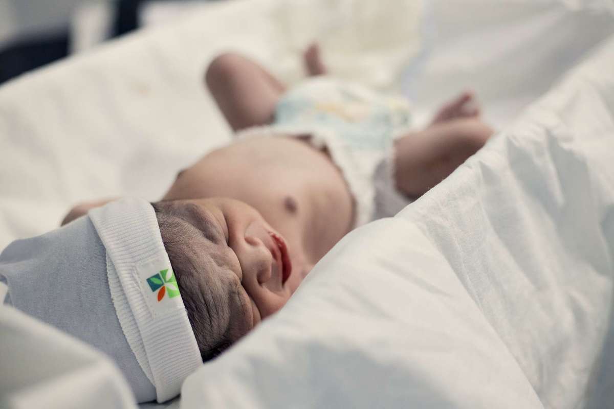 Fotografia de parto cesárea na Unimed Volta Redonda: Nascimento do Ivan.