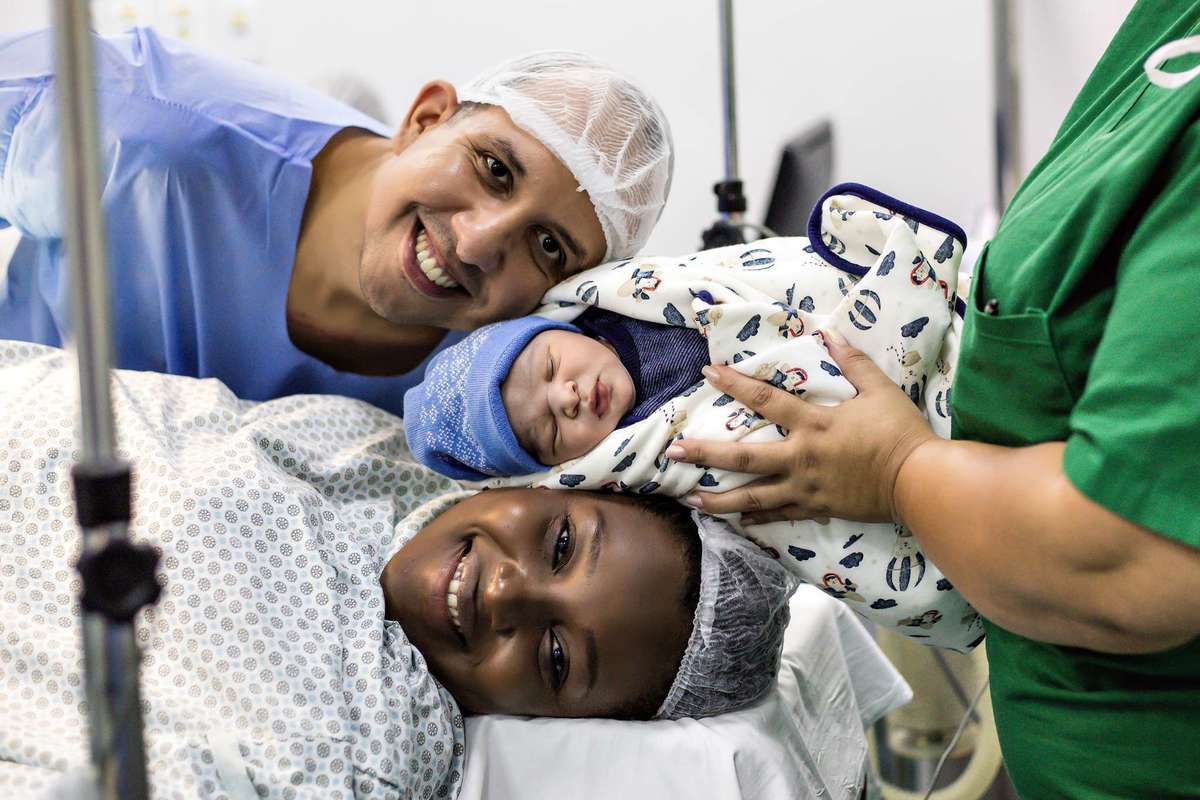 Fotografia de parto cesárea na Unimed Volta Redonda: Nascimento do Ivan.