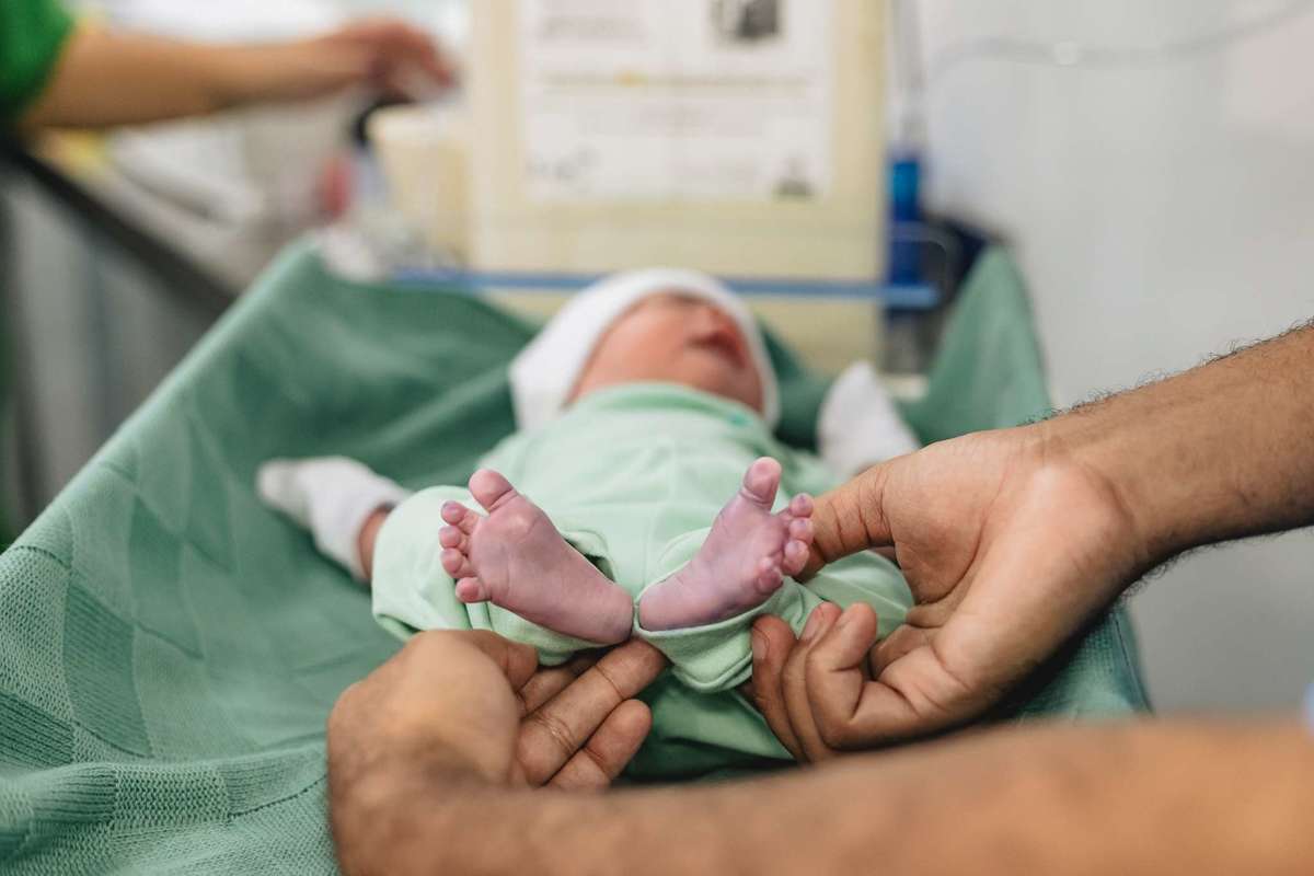 Fotografia de parto cesárea na Unimed Volta Redonda: Nascimento do Isaque.