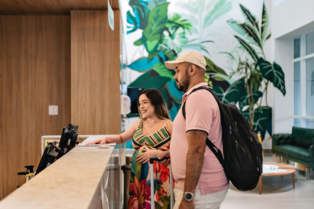 Fotografia de parto cesárea na Unimed Volta Redonda: Nascimento da Rebeca, acompanhada pelo obstetra Dr. Ricardo e pediatra Dra. Alanê.
