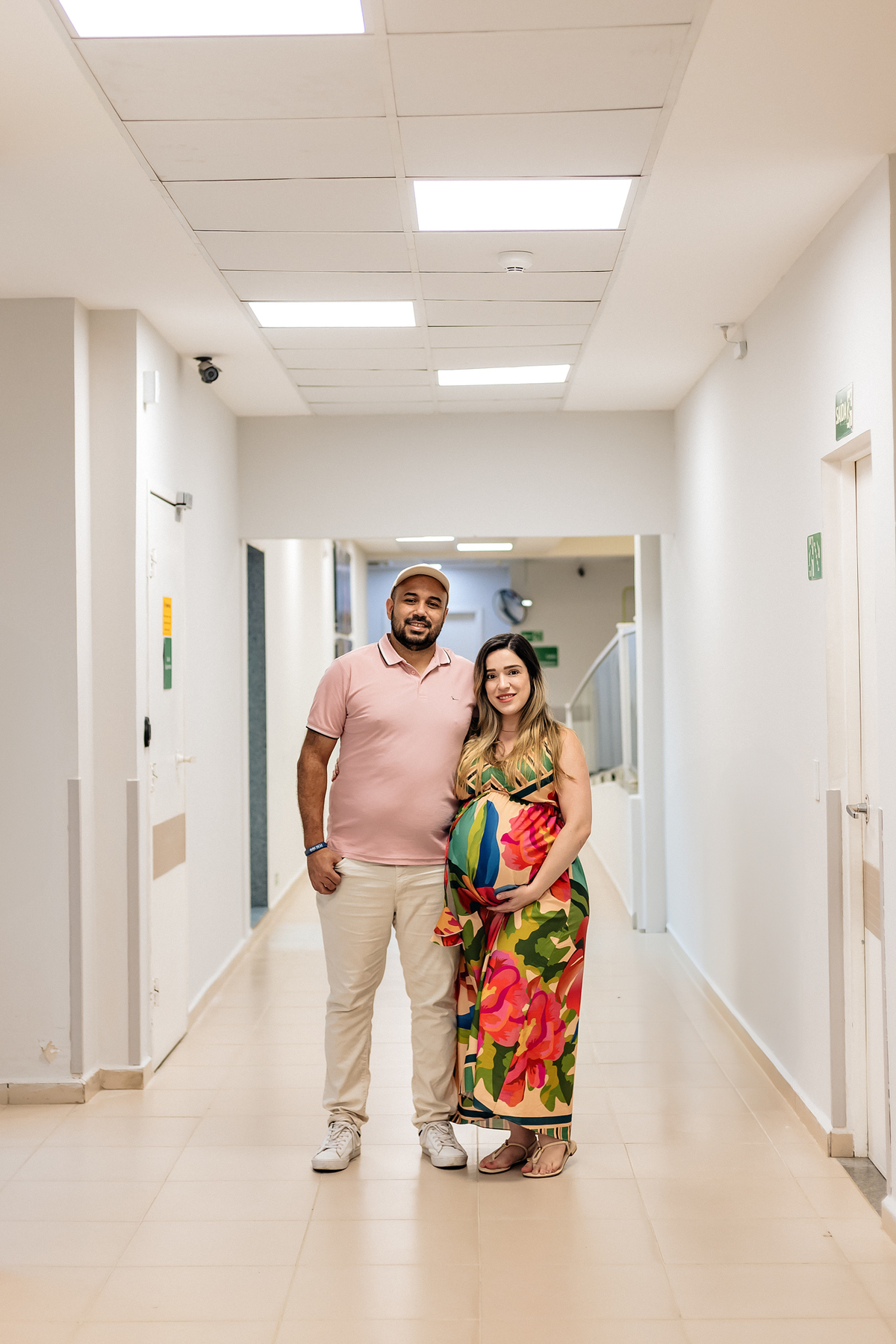 Fotografia de parto cesárea na Unimed Volta Redonda: Nascimento da Rebeca, acompanhada pelo obstetra Dr. Ricardo e pediatra Dra. Alanê.