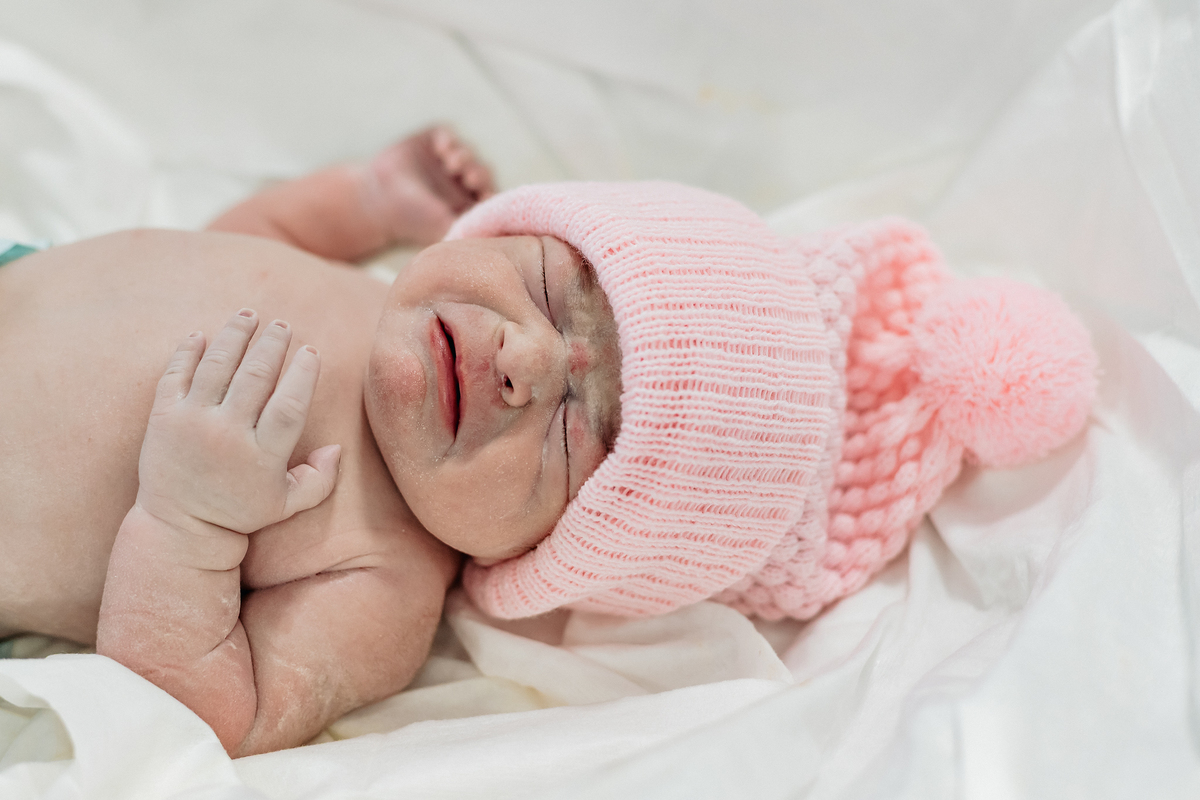 Fotografia de parto cesárea na Unimed Volta Redonda: Nascimento da Rebeca, acompanhada pelo obstetra Dr. Ricardo e pediatra Dra. Alanê.