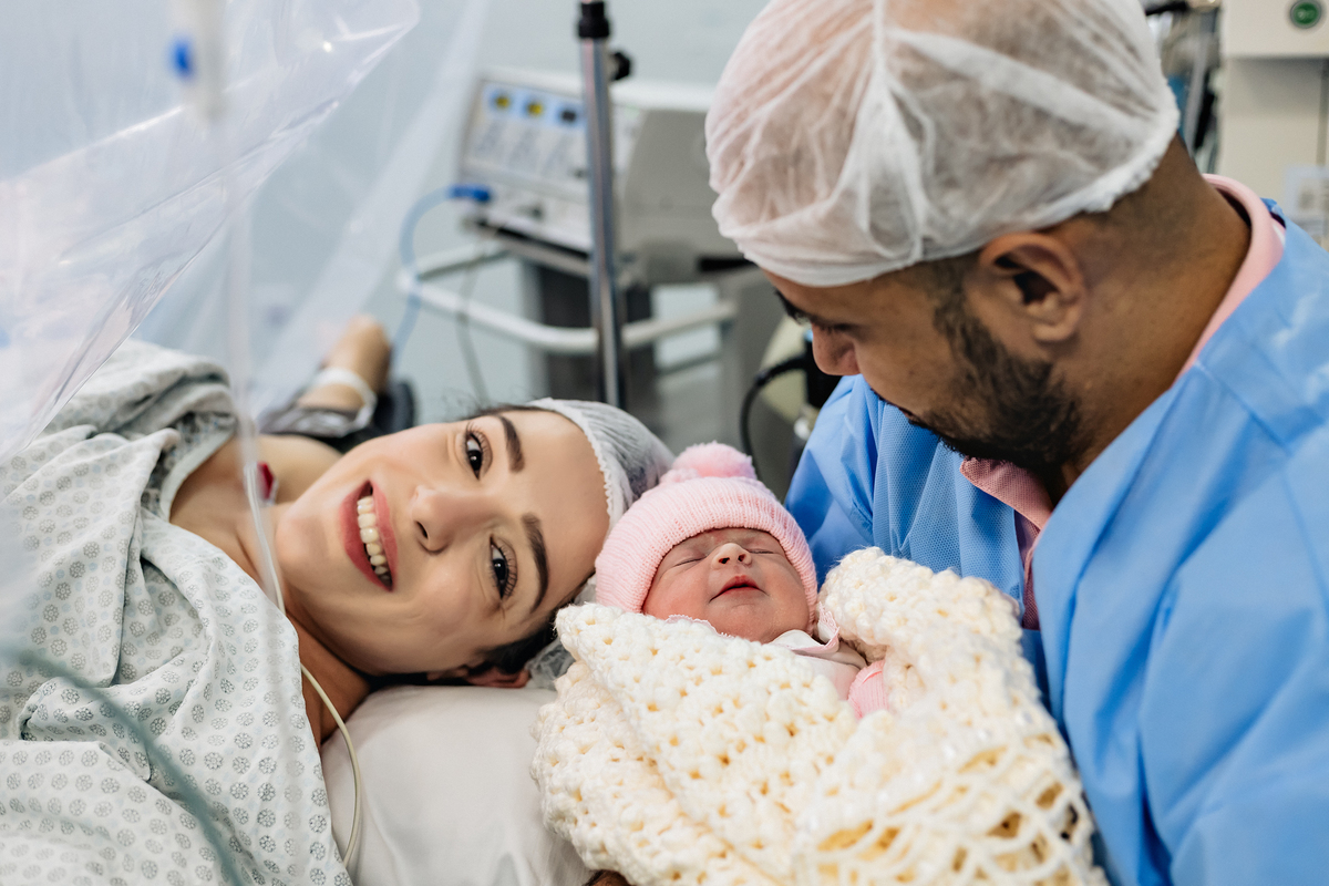 Fotografia de parto cesárea na Unimed Volta Redonda: Nascimento da Rebeca, acompanhada pelo obstetra Dr. Ricardo e pediatra Dra. Alanê.