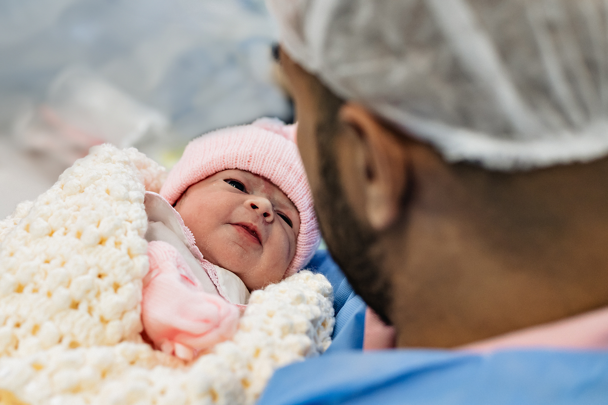 Fotografia de parto cesárea na Unimed Volta Redonda: Nascimento da Rebeca, acompanhada pelo obstetra Dr. Ricardo e pediatra Dra. Alanê.