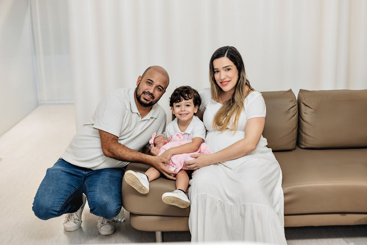 Ensaio de recém-nascido no hospital Unimed Volta Redonda: Primeiro dia da Rebeca no quarto da maternidade.