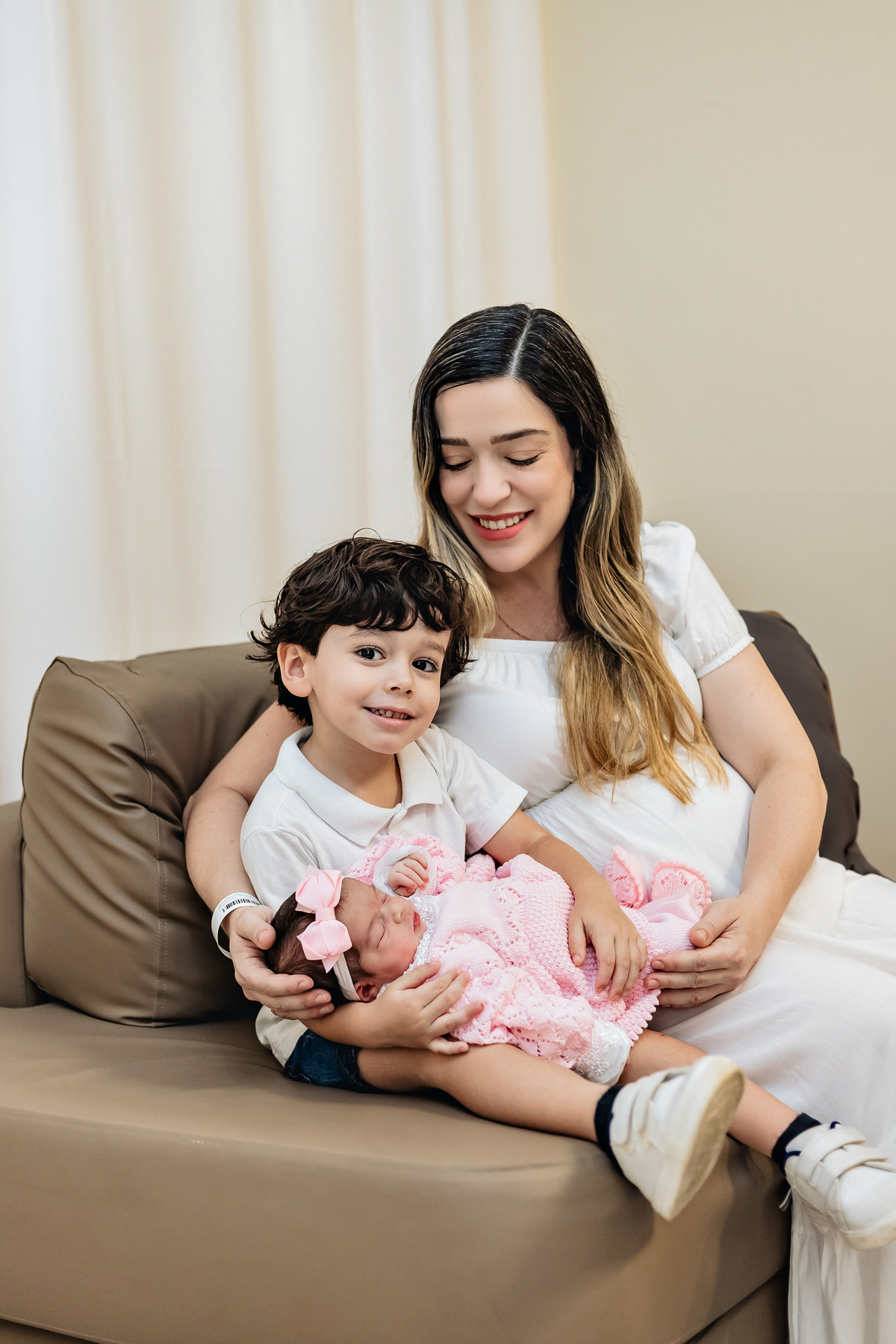 Ensaio de recém-nascido no hospital Unimed Volta Redonda: Primeiro dia da Rebeca no quarto da maternidade.