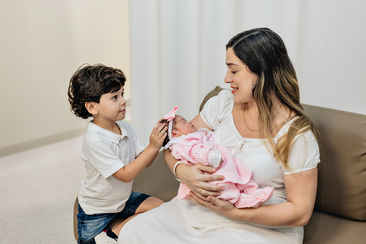Ensaio de recém-nascido no hospital Unimed Volta Redonda: Primeiro dia da Rebeca no quarto da maternidade.