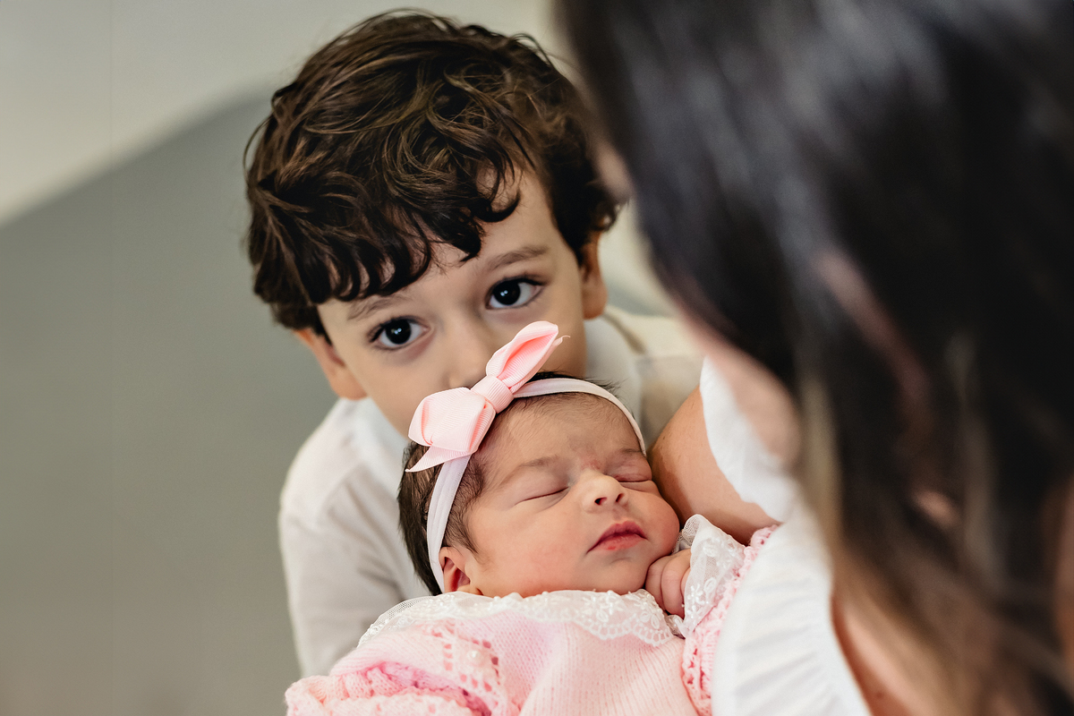 Ensaio de recém-nascido no hospital Unimed Volta Redonda: Primeiro dia da Rebeca no quarto da maternidade.