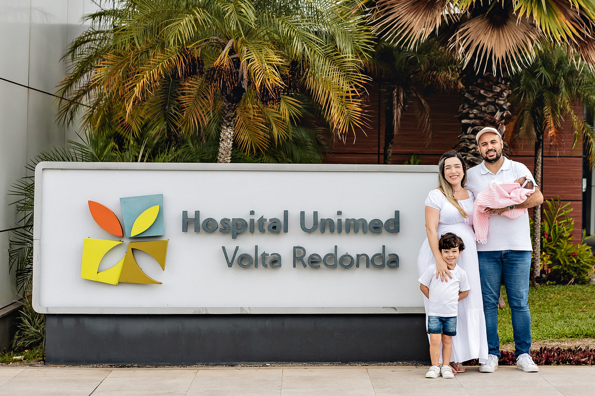 Ensaio de recém-nascido no hospital Unimed Volta Redonda: Primeiro dia da Rebeca no quarto da maternidade.