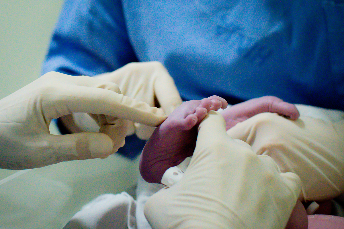 Fotografia de parto cesárea no Hinja Volta Redonda: Nascimento do Gabriel.