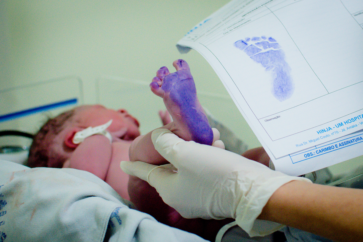 Fotografia de parto cesárea no Hinja Volta Redonda: Nascimento do Gabriel.