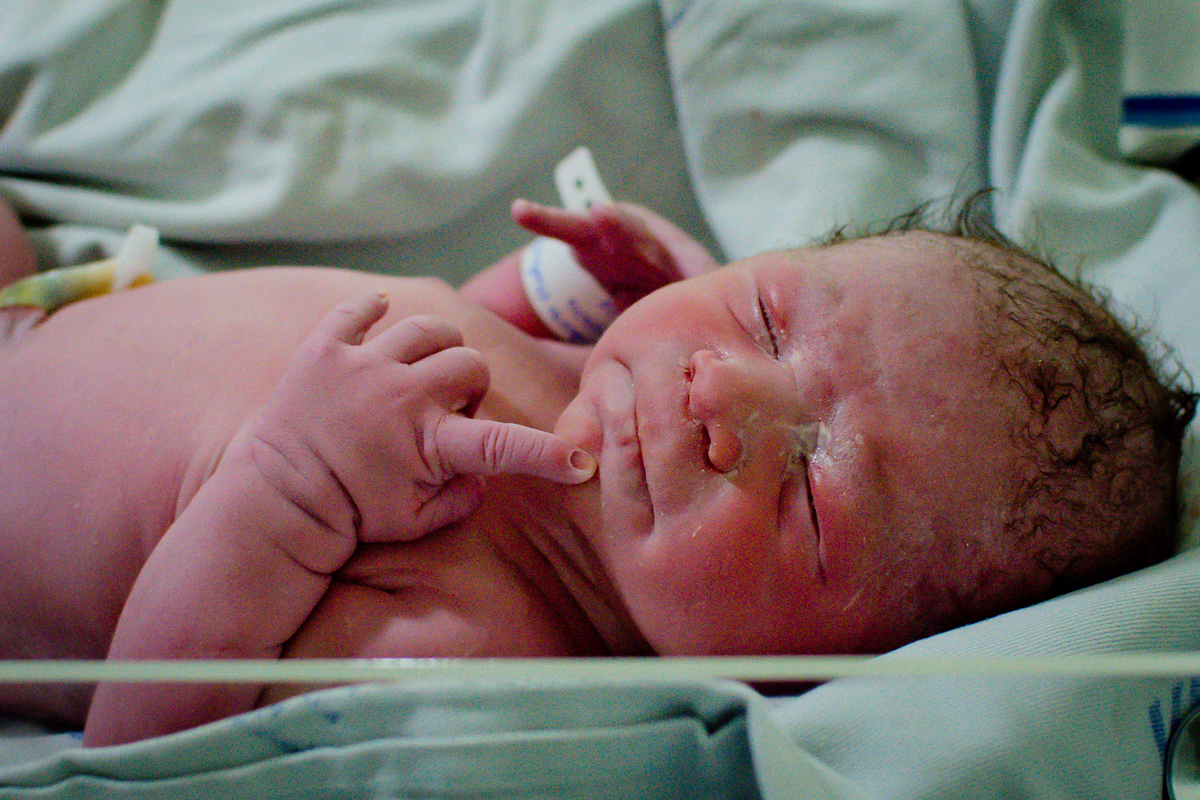 Fotografia de parto cesárea no Hinja Volta Redonda: Nascimento do Gabriel.