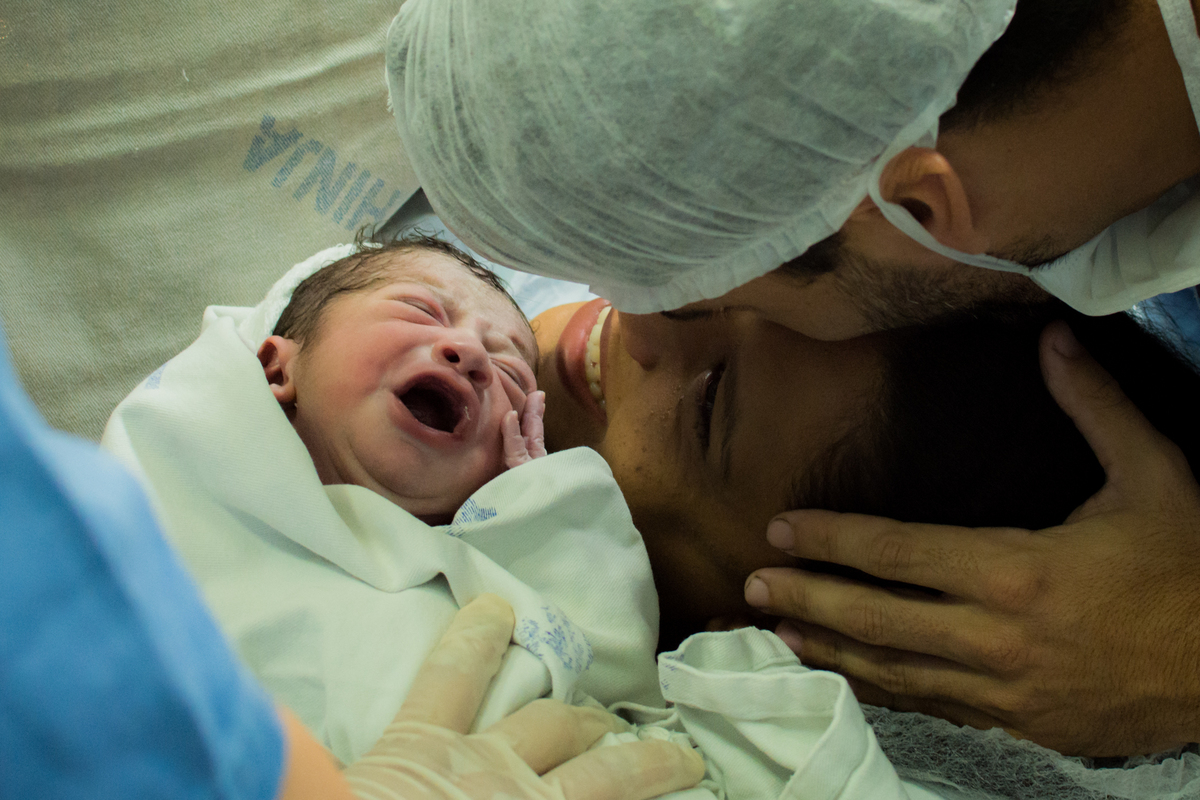 Fotografia de parto cesárea na Unimed Volta Redonda: Nascimento do Pedro.