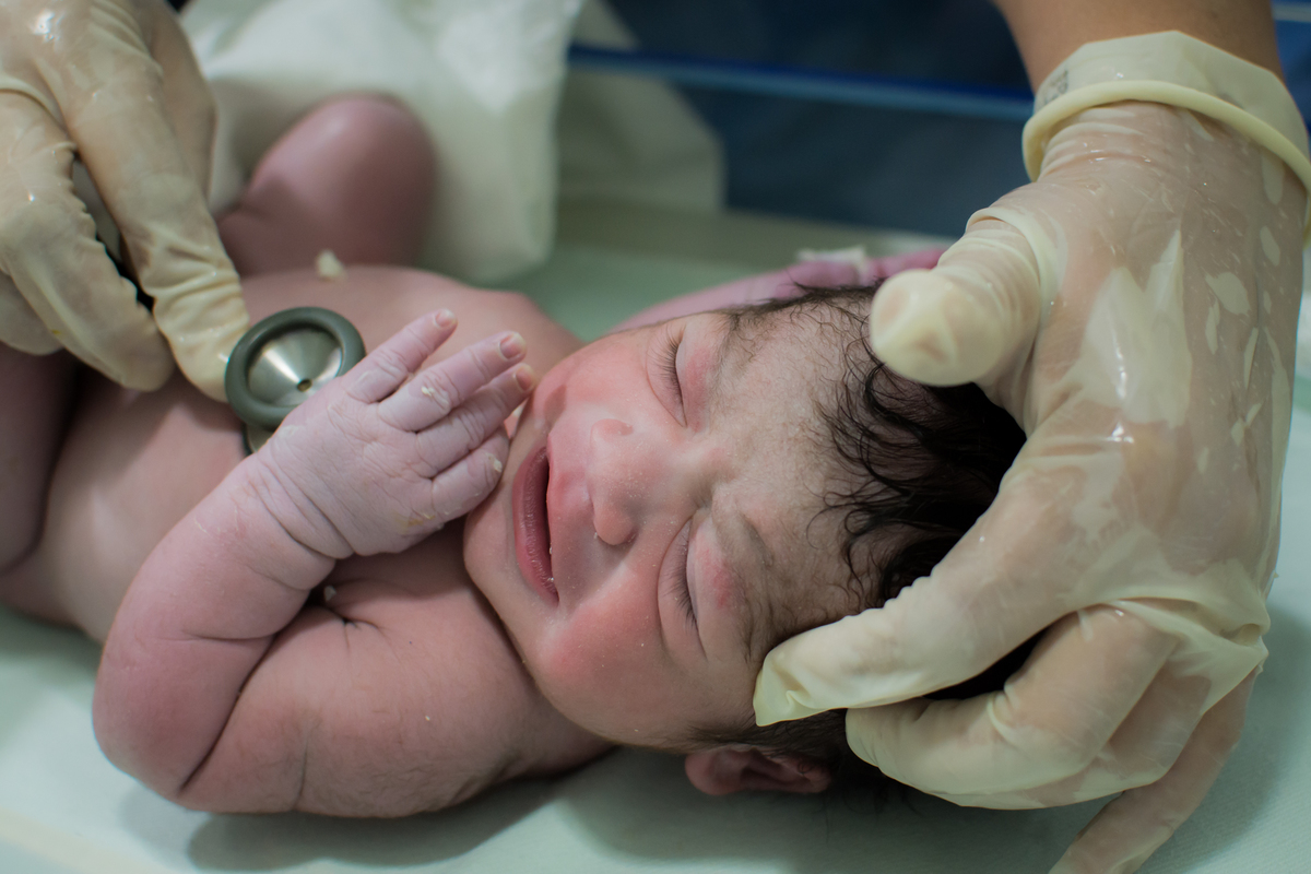 Fotografia de parto cesárea na Unimed Volta Redonda: Nascimento do Pedro.