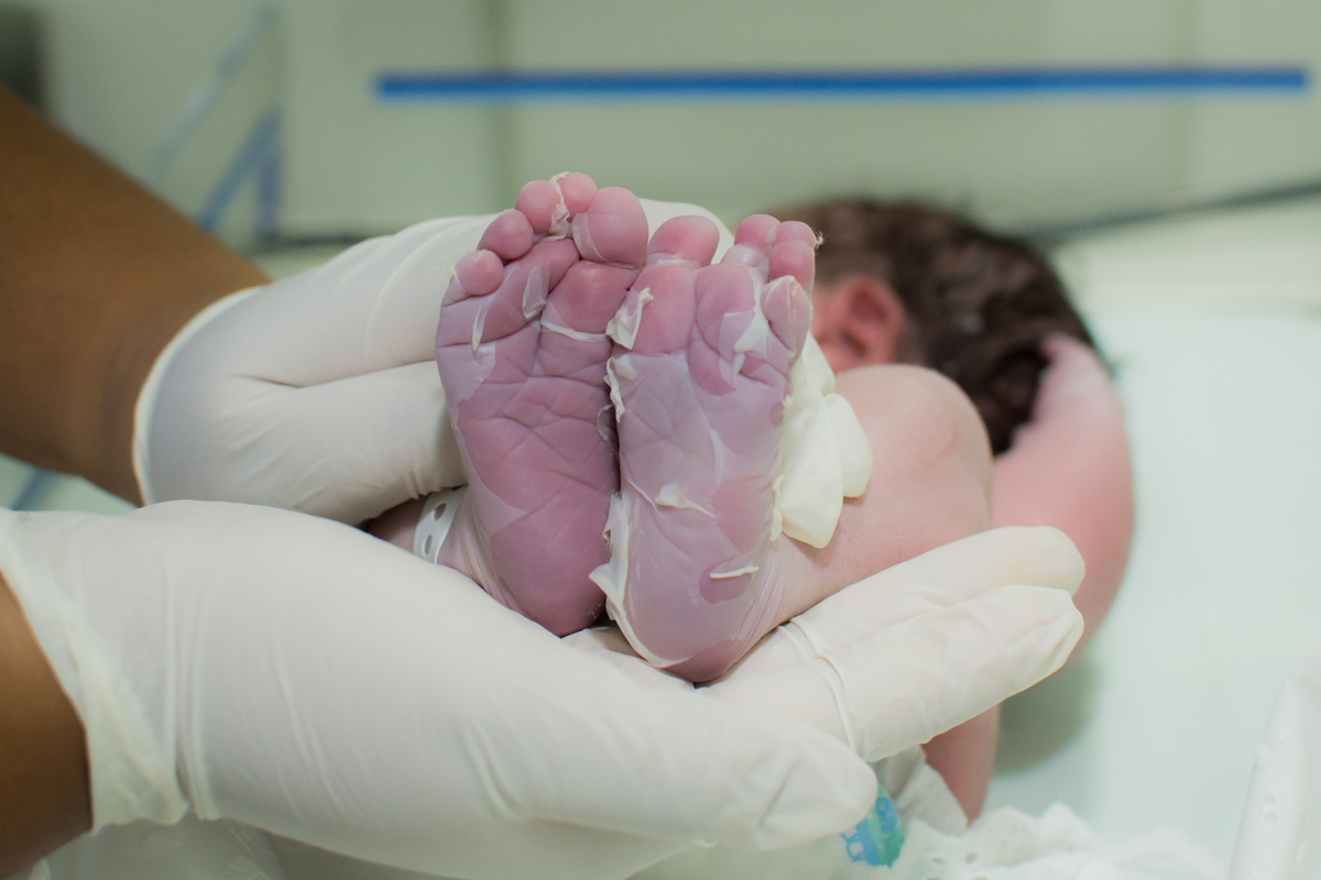 Fotografia de parto cesárea na Unimed Volta Redonda: Nascimento do Pedro.