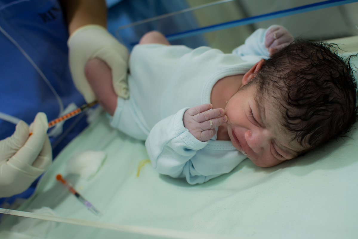 Fotografia de parto cesárea na Unimed Volta Redonda: Nascimento do Pedro.
