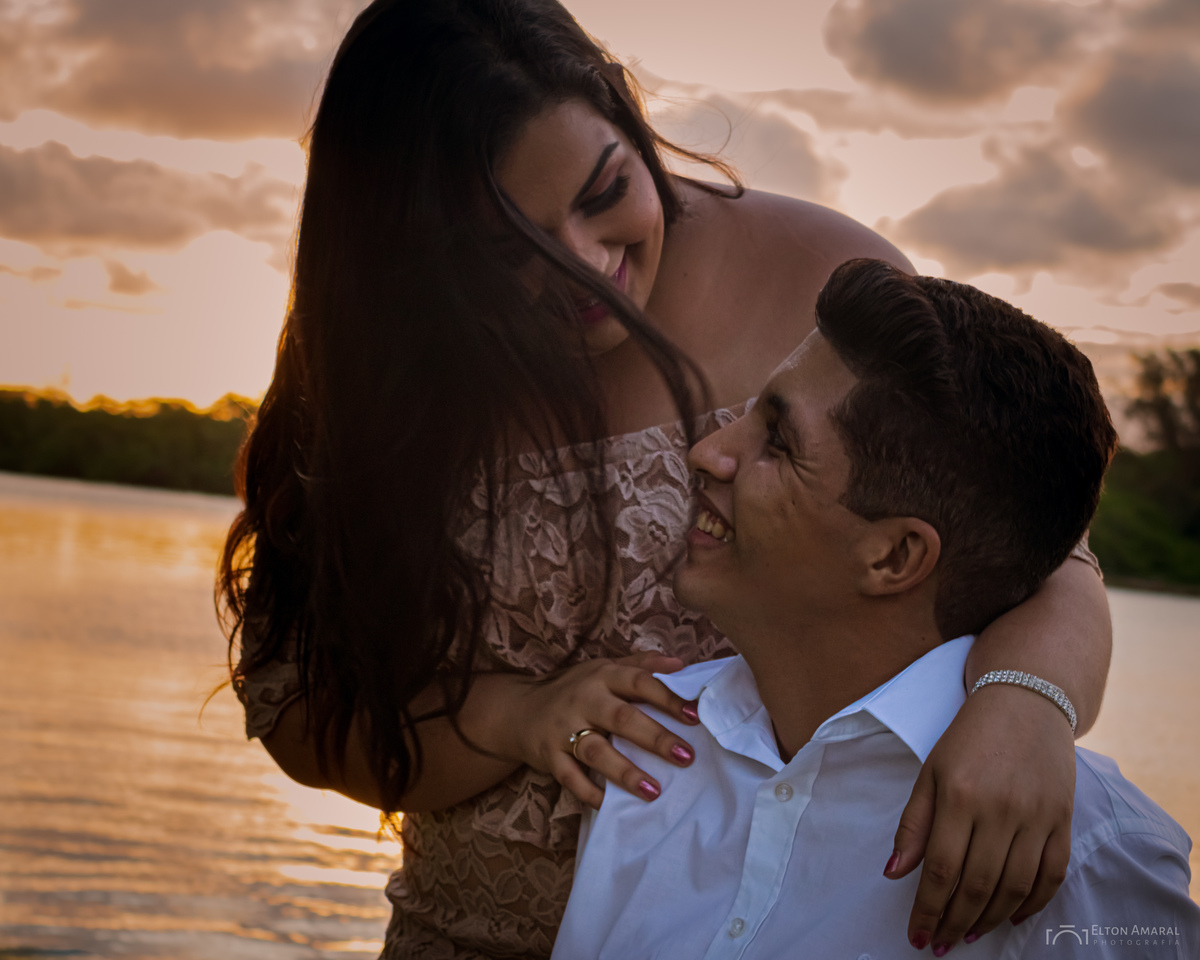 Aquela leveza do cabelo com o encontro dos olhadres do casal. Pré Wedding Ycaro e Thalia, Barra de São João, Casimiro de Abreu RJ