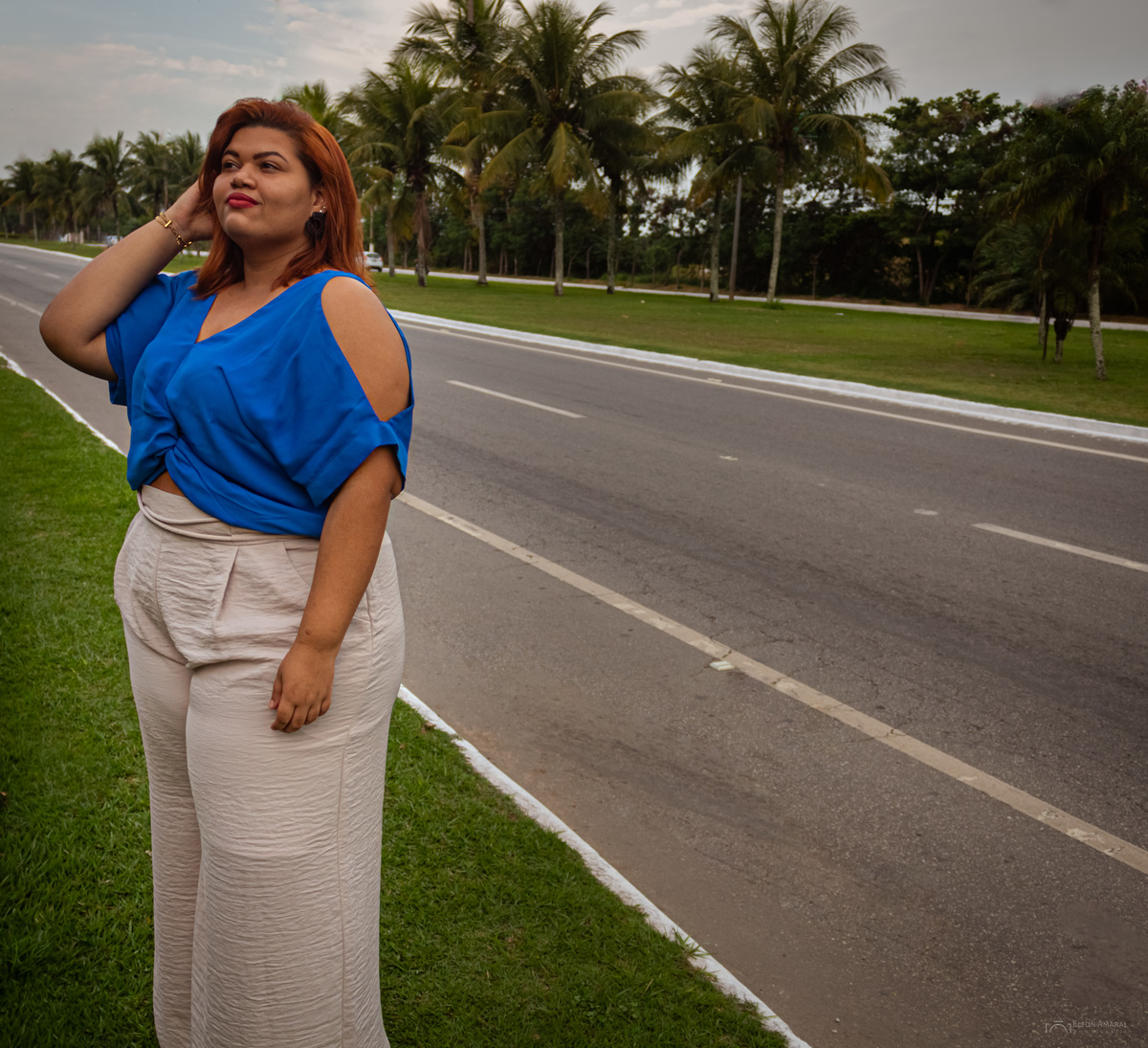 Foto feminina e espontânea da Thyffany Barcelos na estrada RJ 106 Elton Amaral Photografia