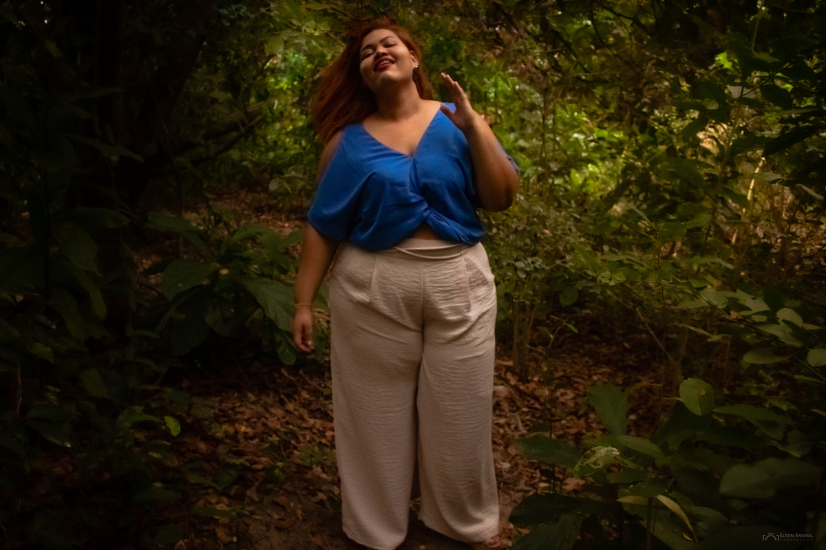 Foto feminina e espontânea da Thyffany Barcelos no mato do beco das artes Macaé RJ Elton Amaral Photografia