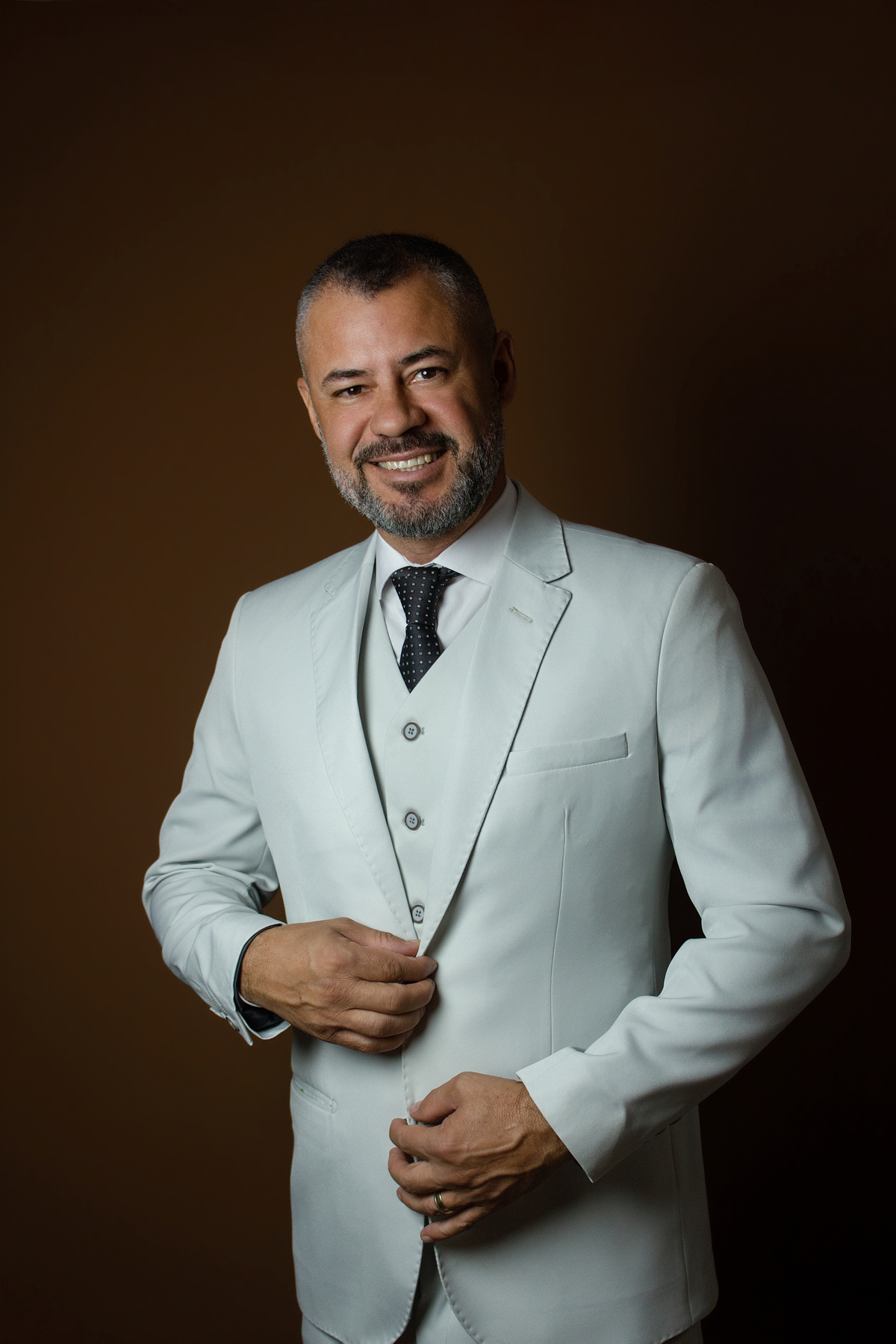 Ensaio Corporativo Masculino Homem Empresário no Estúdio em Matozinhos MG