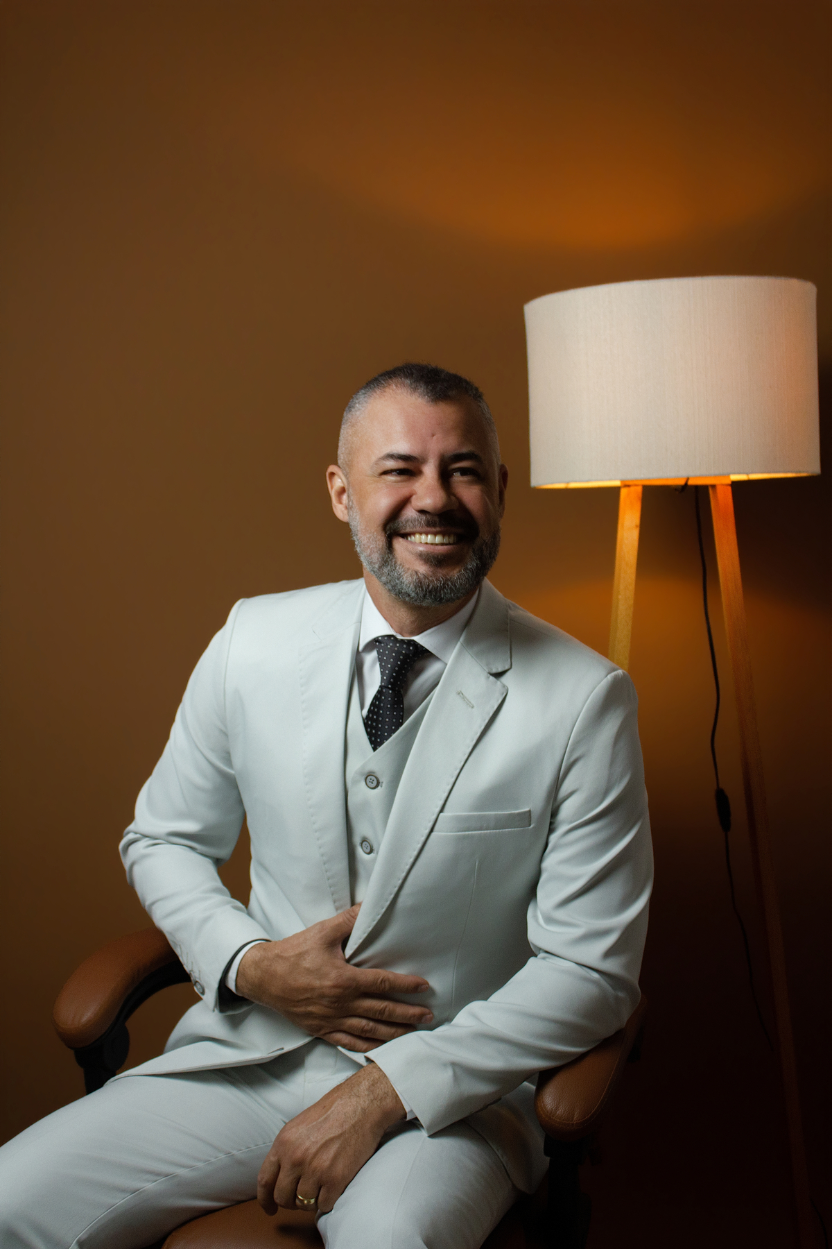 Ensaio Corporativo Masculino Homem Empresário no Estúdio em Matozinhos MG
