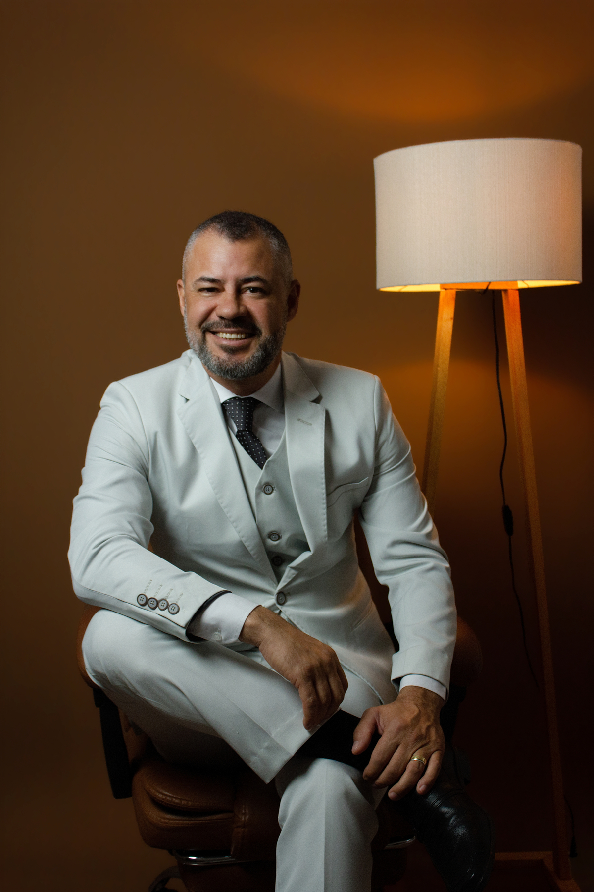 Ensaio Corporativo Masculino Homem Empresário no Estúdio em Matozinhos MG