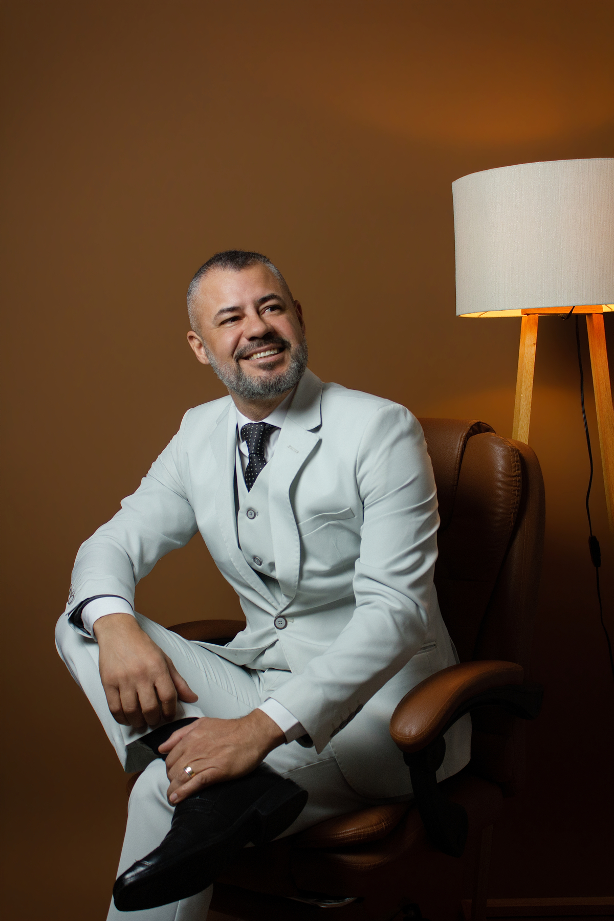 Ensaio Corporativo Masculino Homem Empresário no Estúdio em Matozinhos MG