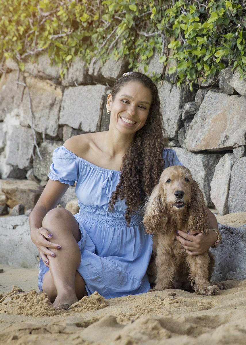 Mel, cocker Spaniel, posando na praia, junto com a mamãe
