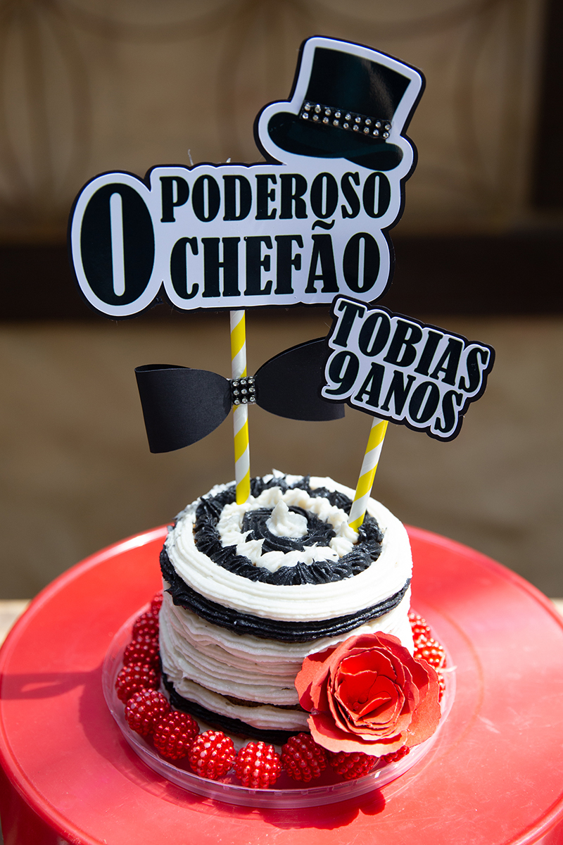 Bolo do aniversario sobre a mesa