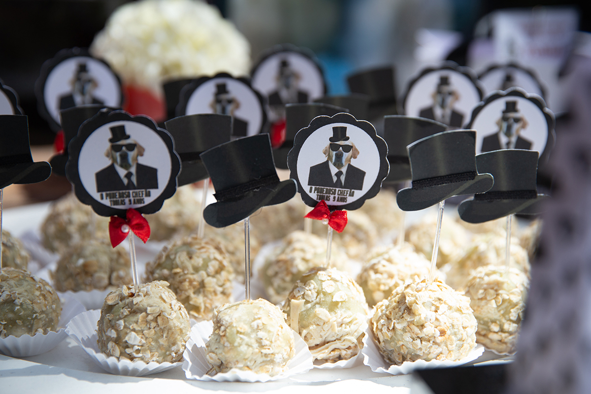 Docinhos do aniversario sobre a mesa