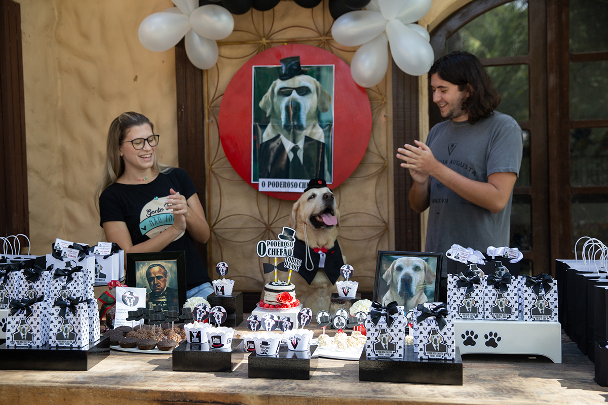 Aniversariante na hora do parabens com a familia 