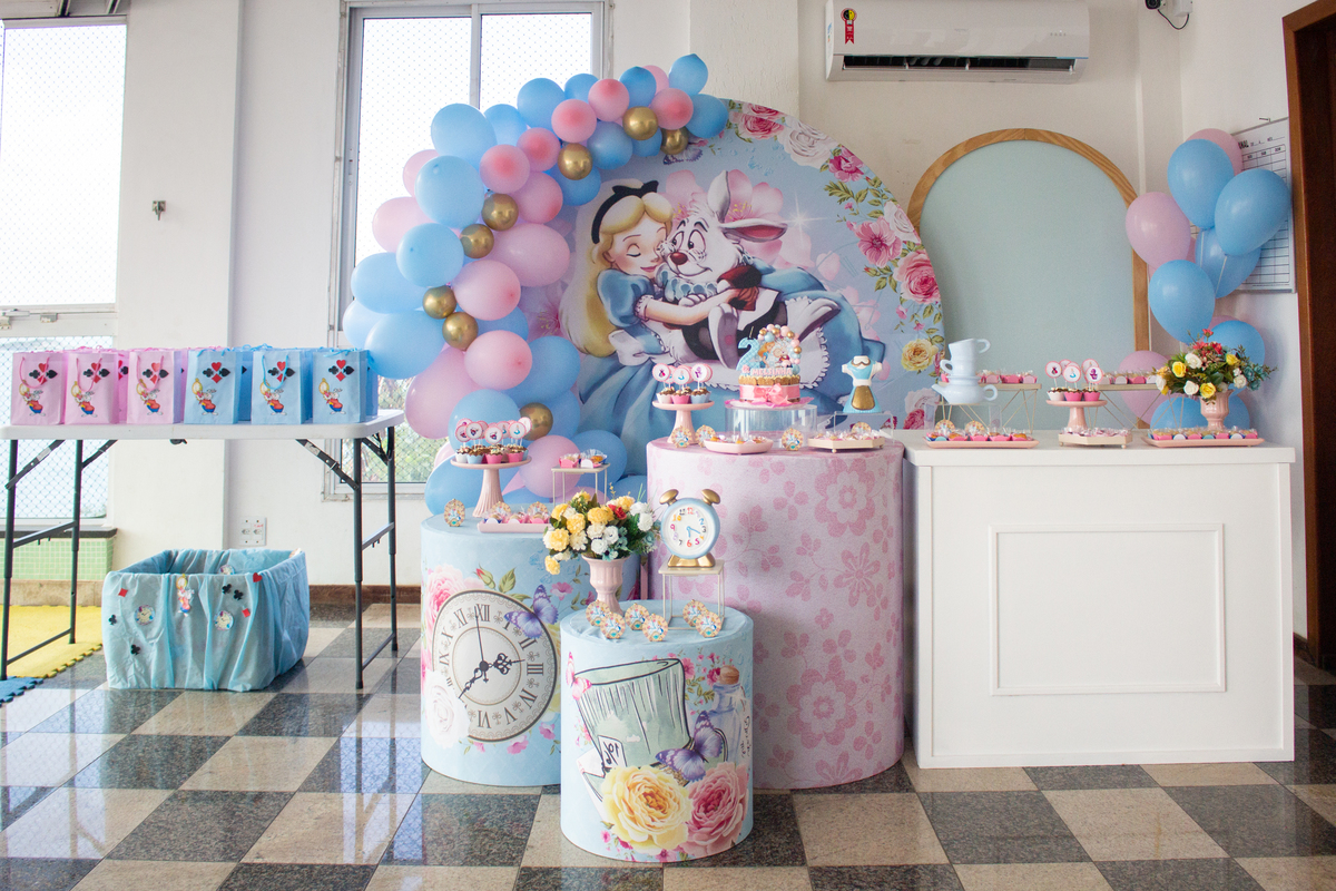 decoração mesa do bolo Alice nos País das Maravilhas