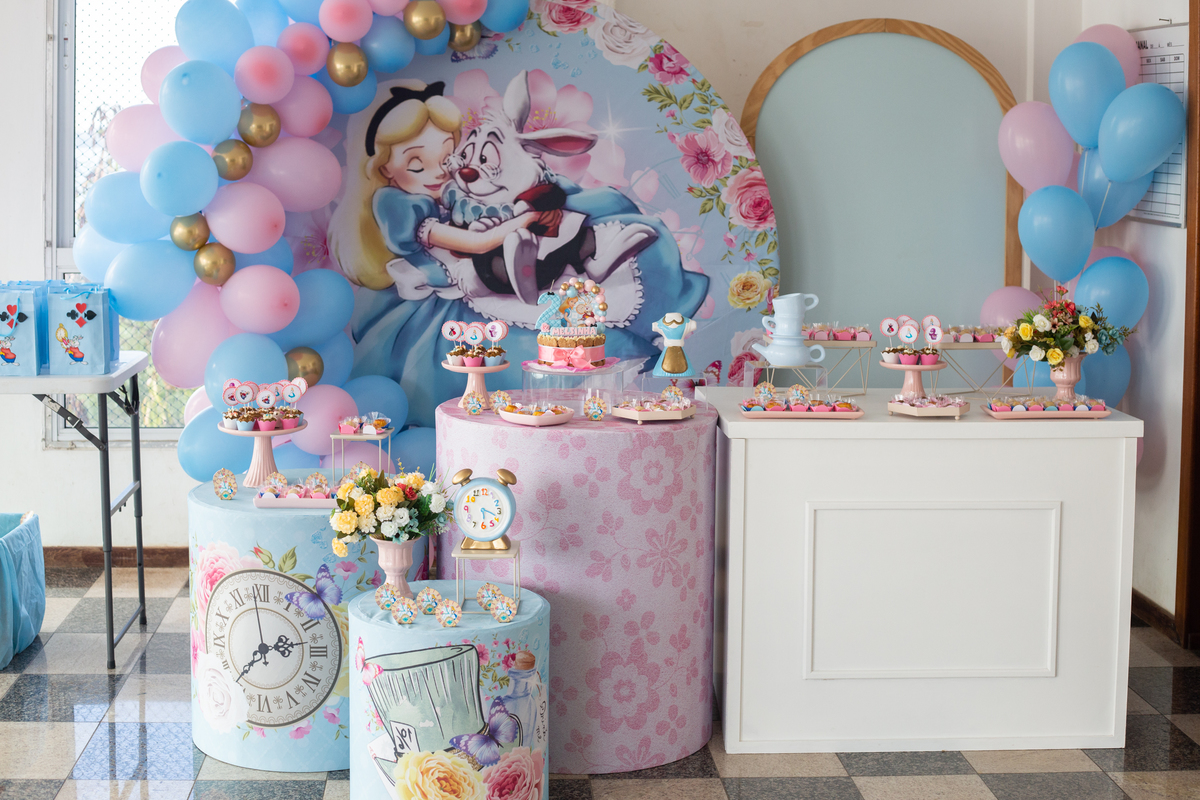 decoração mesa do bolo Alice nos País das Maravilhas