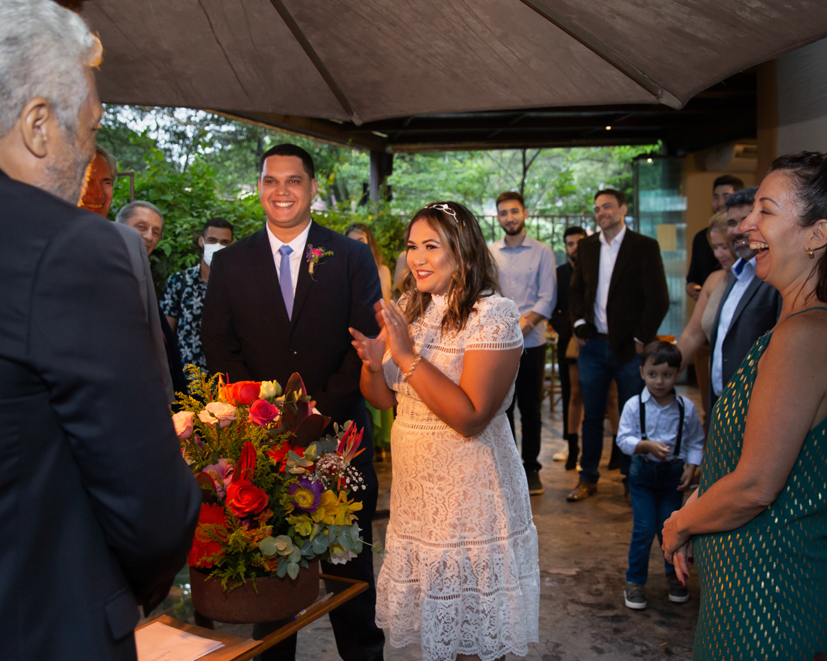 noivos riem durante a cerimonia