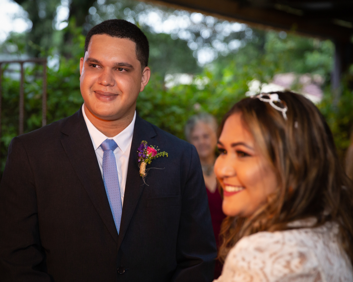 noivos prestam atenção ao pastor