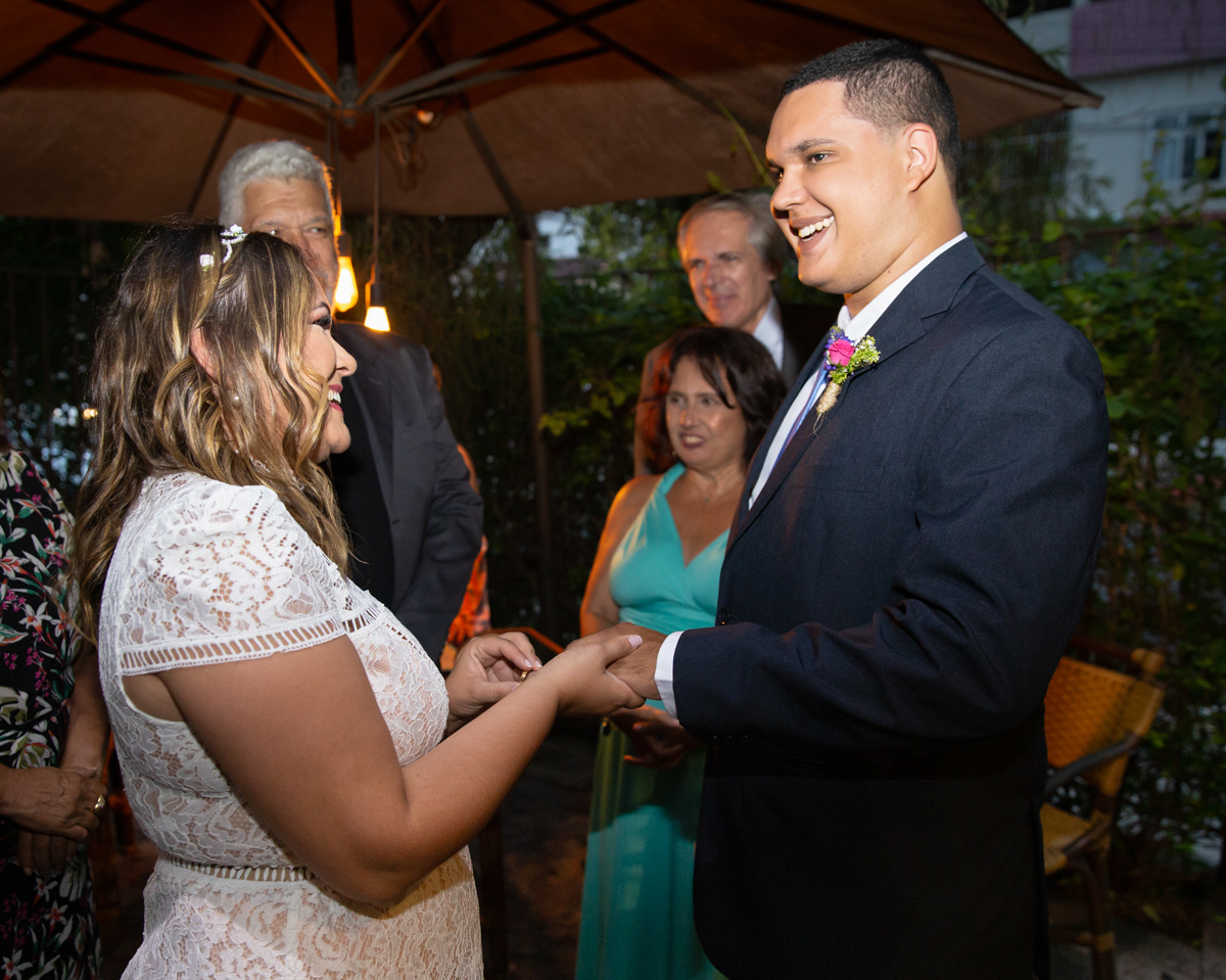 noivos se olham e sorriem um para o outro