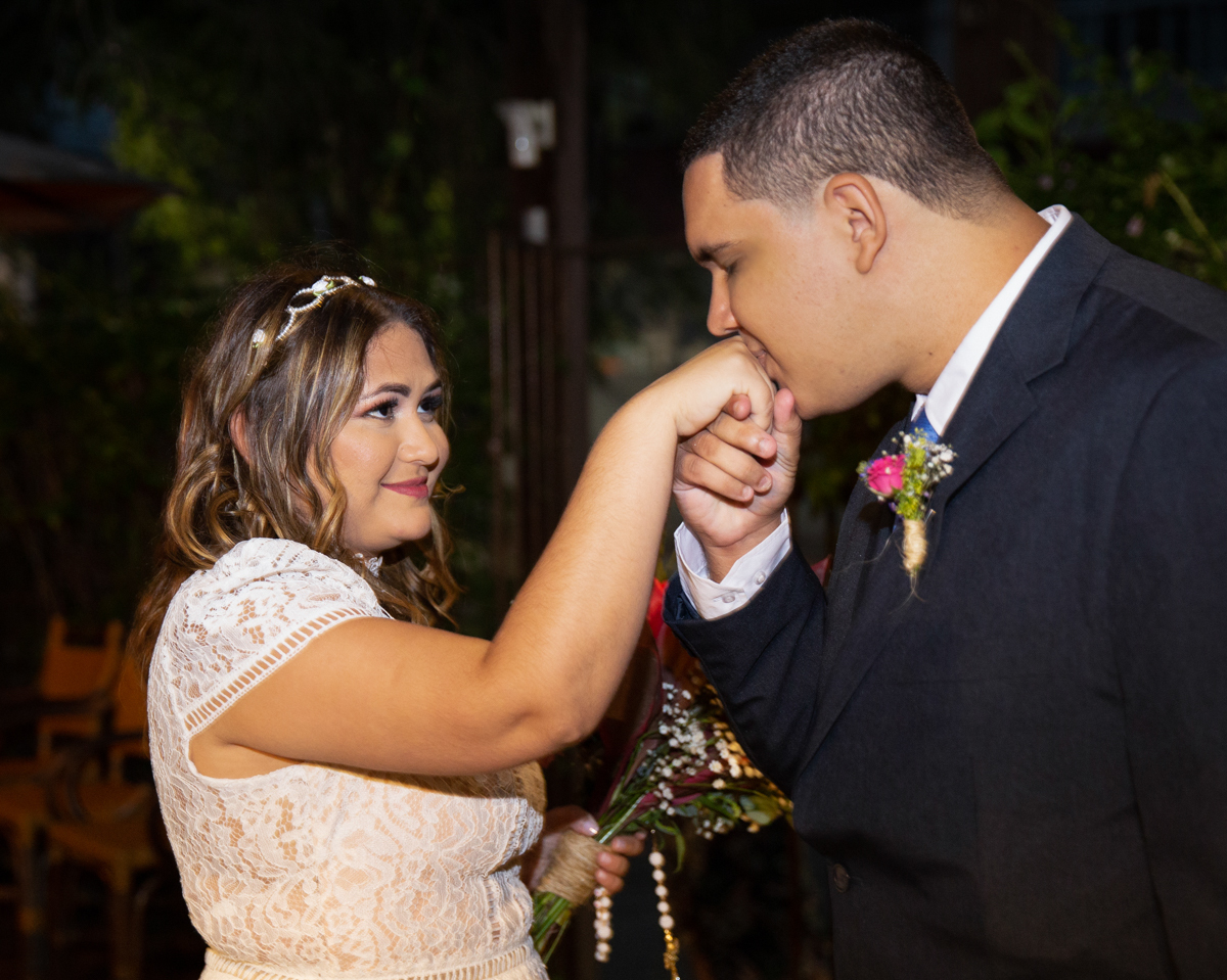 Noivo cumprimenta a noiva