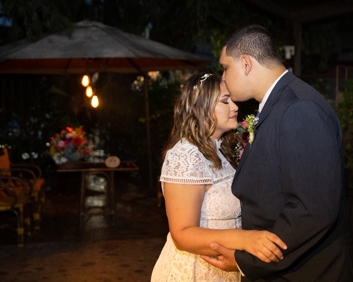 noivo beija a noiva