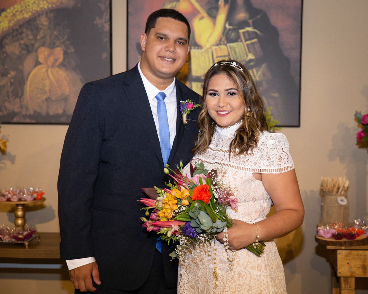 noivos posam para foto