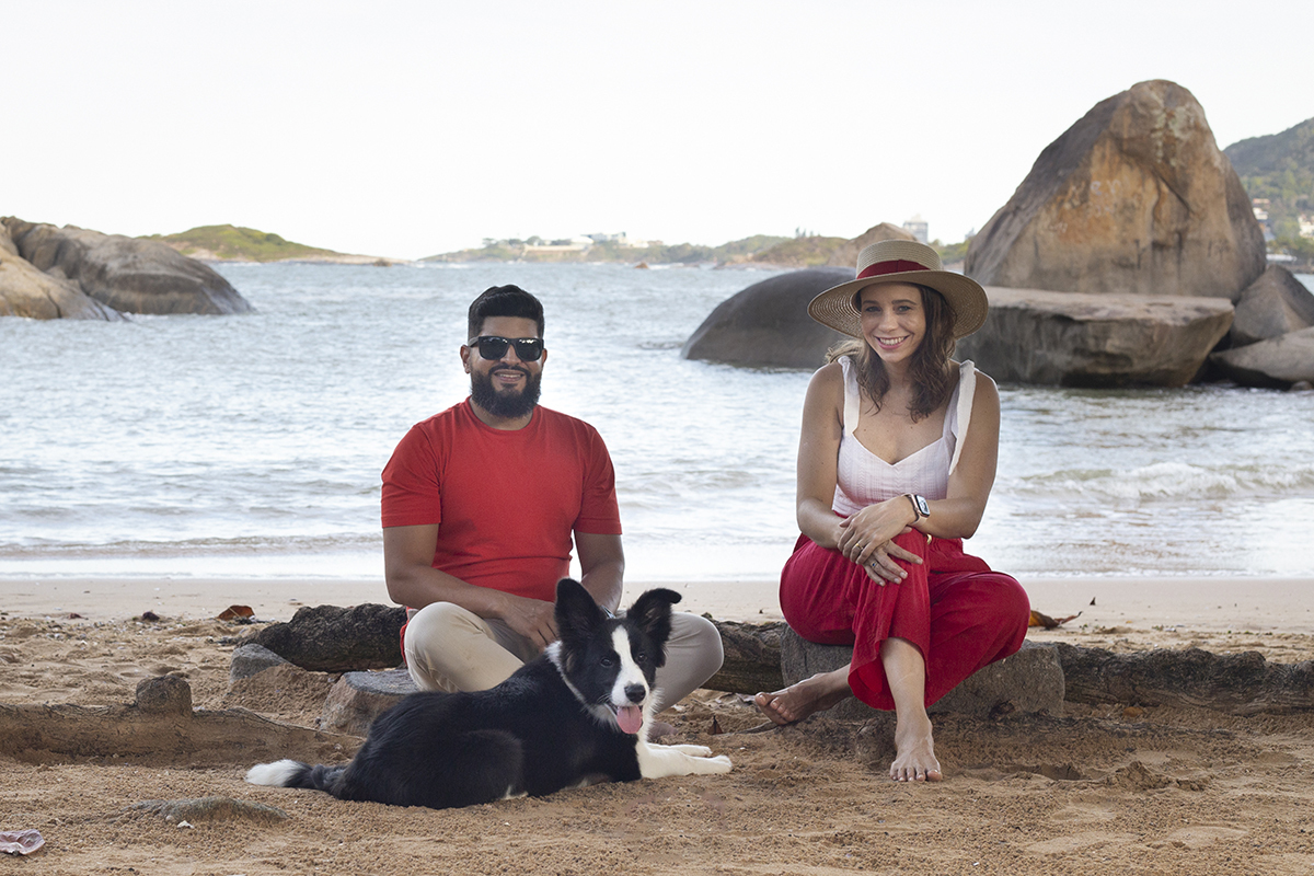 Luck posa com seus pais, com a praia ao fundo