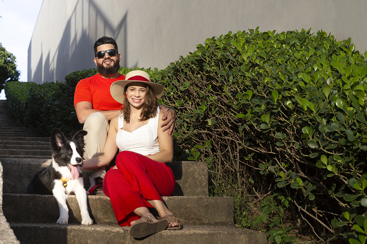 Luck posa na escadaria com seus pais