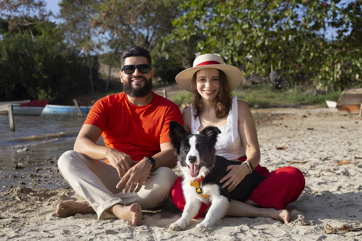 Luck com seus pais, na areia da praia 