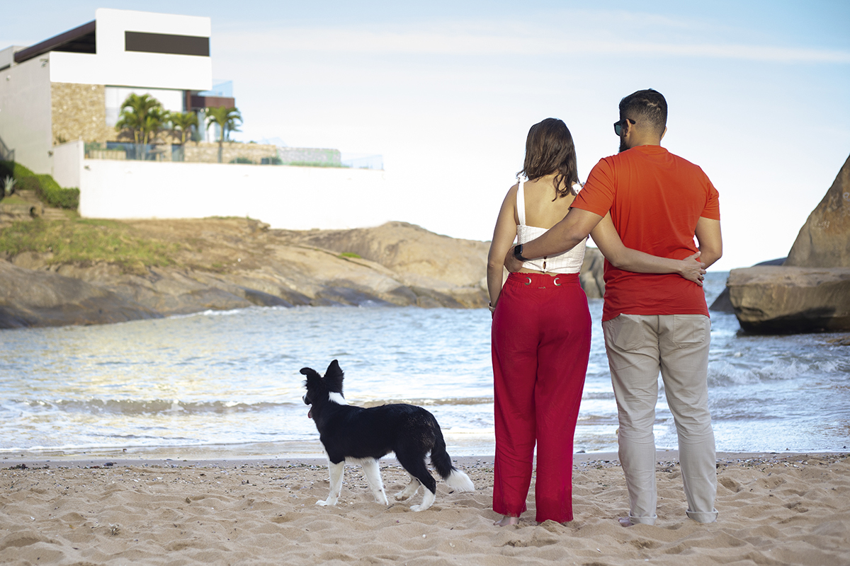 Luck e seus pais observam o mar