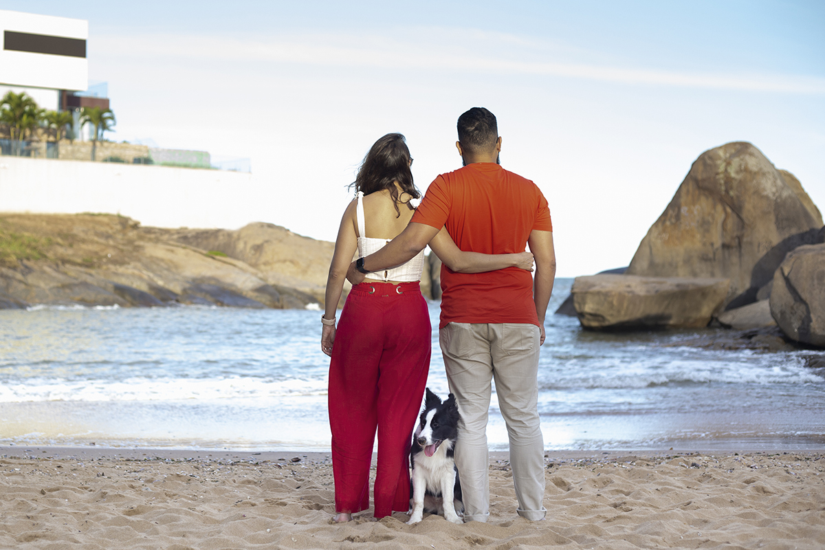 Luck e seus pais observam o mar