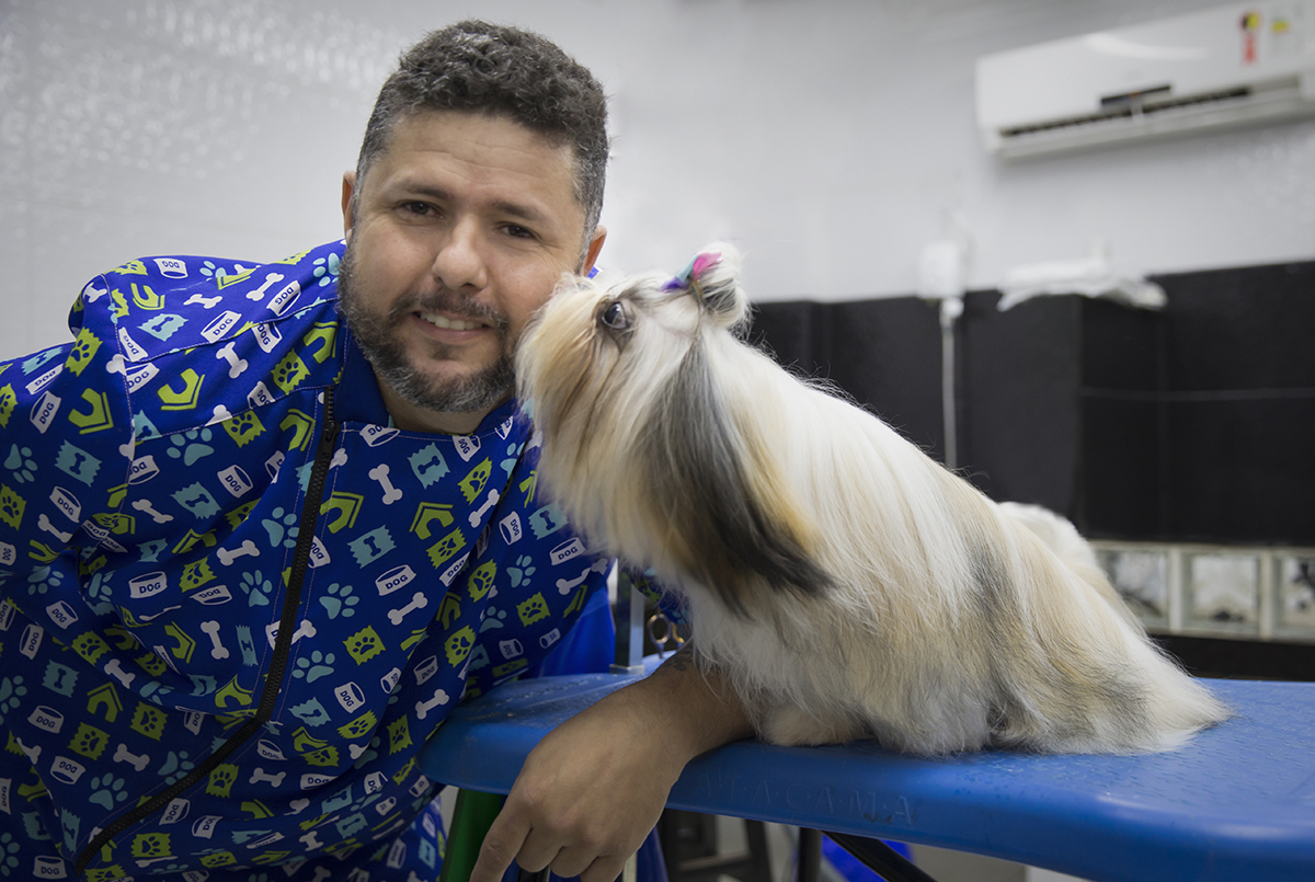 Luna com tio Wagner, seu groomer, pronta para sua sessão de fotos