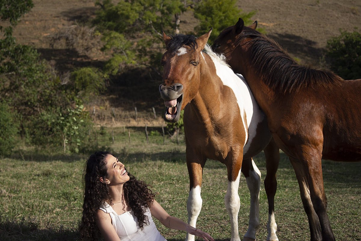Paty junto com seus cavalos, todos sorrindo